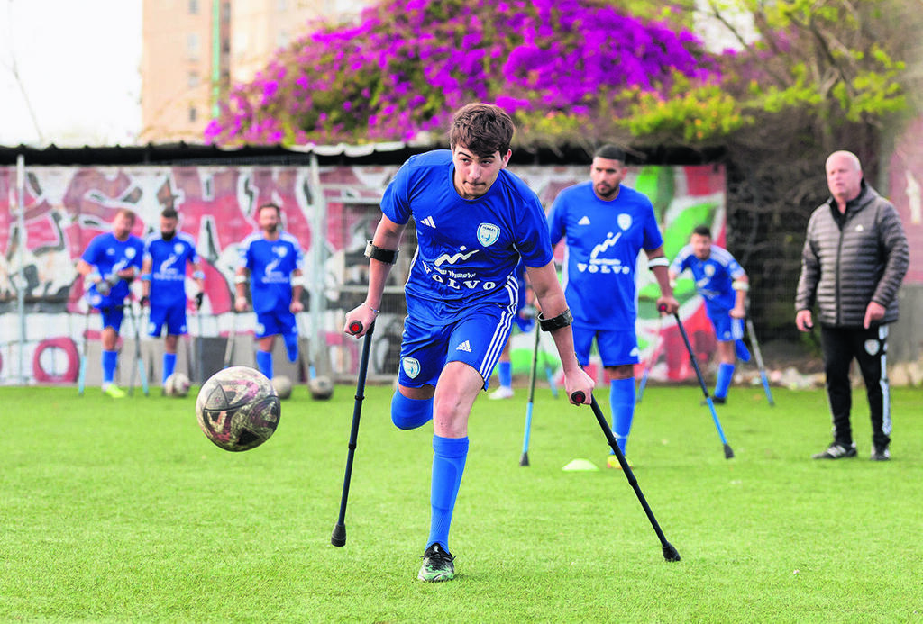 Yanir, player on Israel’s amputee soccer team (Photo: Oz Moalem) יניר, שחקן נבחרת ישראל בכדורגל לקטועי גפיים