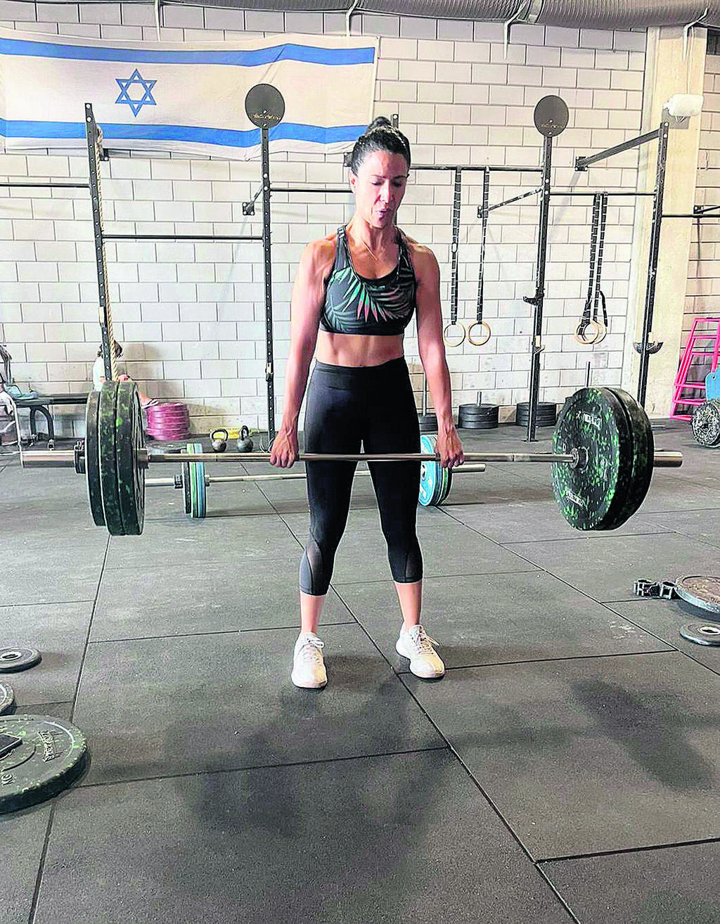 Attorney Maya Calev does deadlifts with 80 kilos at age 49 (Photo: Courtesy) עורכת הדין מאיה כלב בחדר הכושר