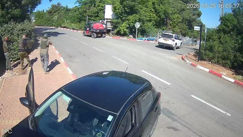 Members of the moshav Shomera emergency response unit are running after a drone with their weapons drawn חברי כיתת הכוננות בשומרה רודפים בנשקים שלופים אחרי רחפן נפץ