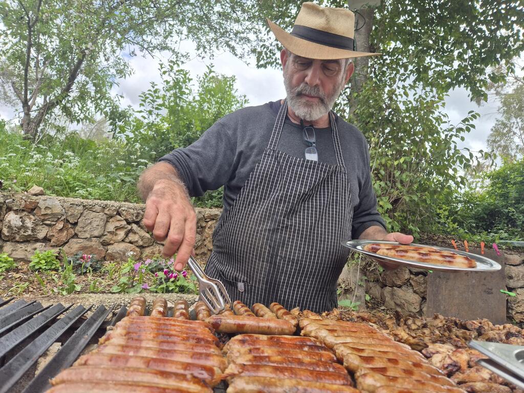 Avi Rosenboim and the meats: Also available in an all-you-can-eat format (Photo: Zvika Burg) אבי רוזנבוים והבשרים. גם בסגנון אכול כפי יכולתך