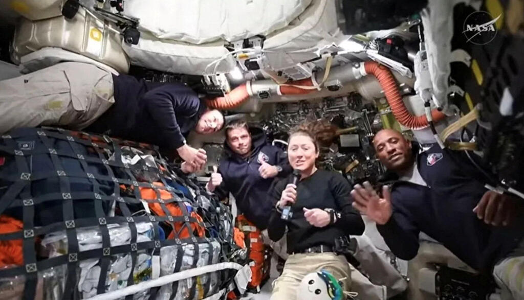 The Artemis 2 crew on their mission to the moon (Photo: NASA TV/Reuters) חברי צוות אראטמיס 2 במשימתם לירח