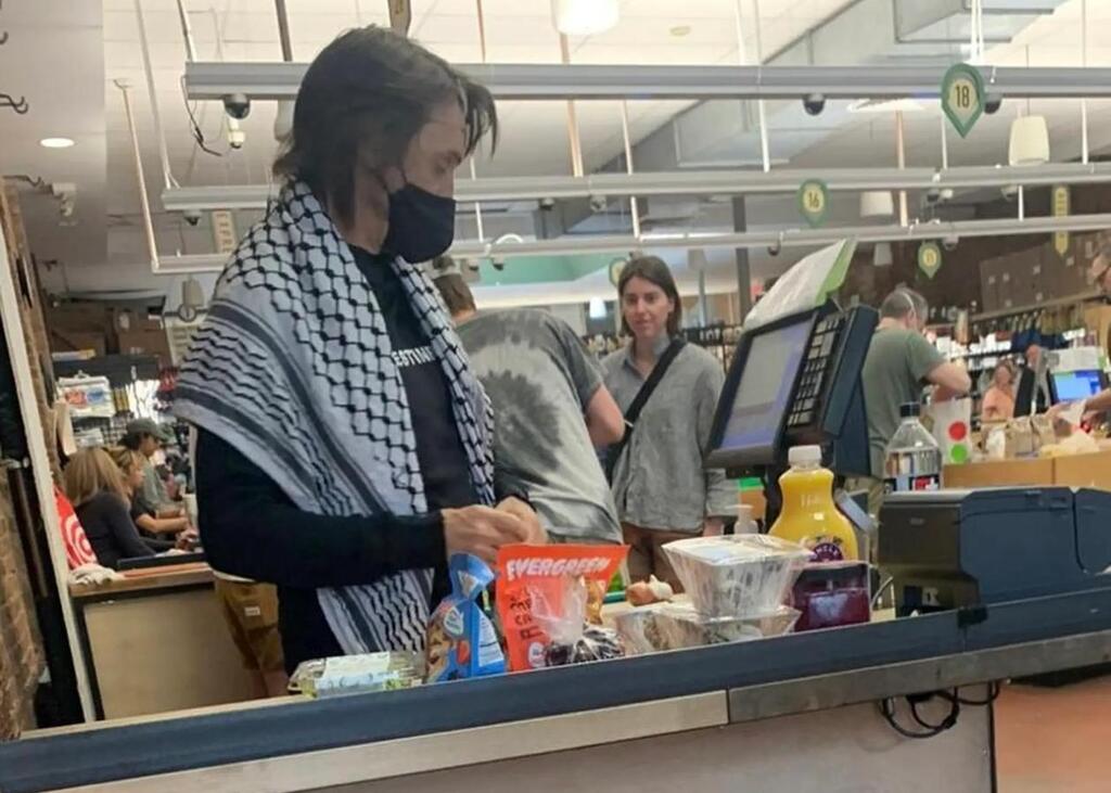 Member working in Park Slope Food Coop חרם על מוצרים ועסקים בבעלות ישראלית ויהודית בברוקלין