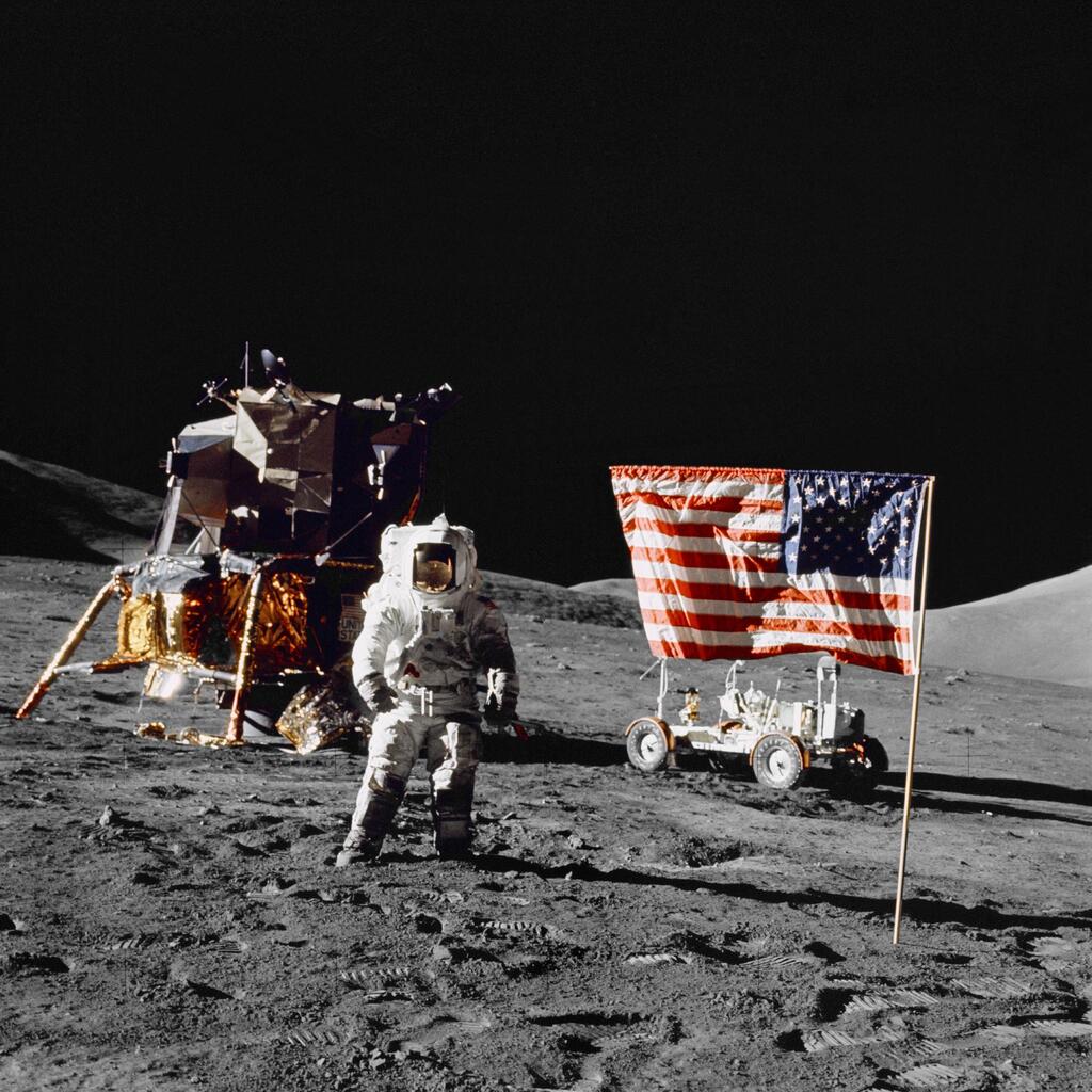 Astronaut Harrison Schmitt, a member of the Apollo 17 mission in 1972, on the moon (Photo: NASA/Reuters) האסטרונאוט האריסון שמיט, שנמנה עם צוות משימת אפולו 17 בשנת 1972, על הירח