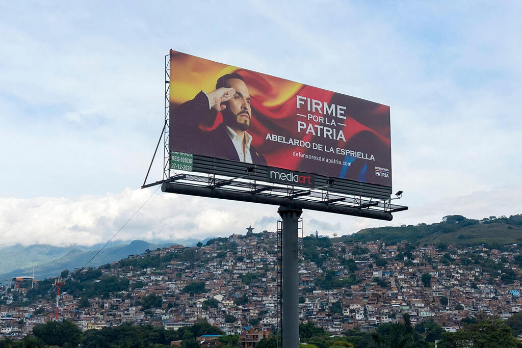 Banner promoting Abelardo de la Espriella (Photo: JOAQUIN SARMIENTO / AFP) שלט תמיכה בעיר קאלי ב איש הימין הפופוליסטי אבלרדו דה לה אספרייה מועמד לנשיאות בחירות קולומביה