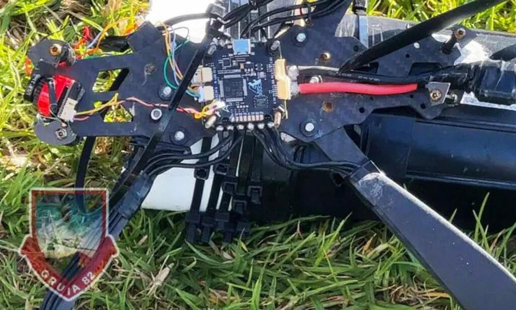 A FPV drone was found this month near an airport in the capital Bogota. 'Drone swarms' have also become a common phenomenon
(Photo: Handout / COLOMBIA'S NATIONAL POLICE PRESS OFFICE / AFP) קולומביה רחפן נפץ שאותר ליד נמל תעופה ב בוגוטה ב-7 במאי