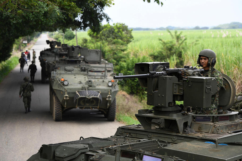 Colombian soldiers on patrol in the west of the country. A decade-long record in murders, the number of kidnappings has tripled (Photo: REUTERS/Jair Coll) חייל צבא קולומביה סיור ב ג'מונד שבמערב המדינה לקראת בחירות לנשיאות