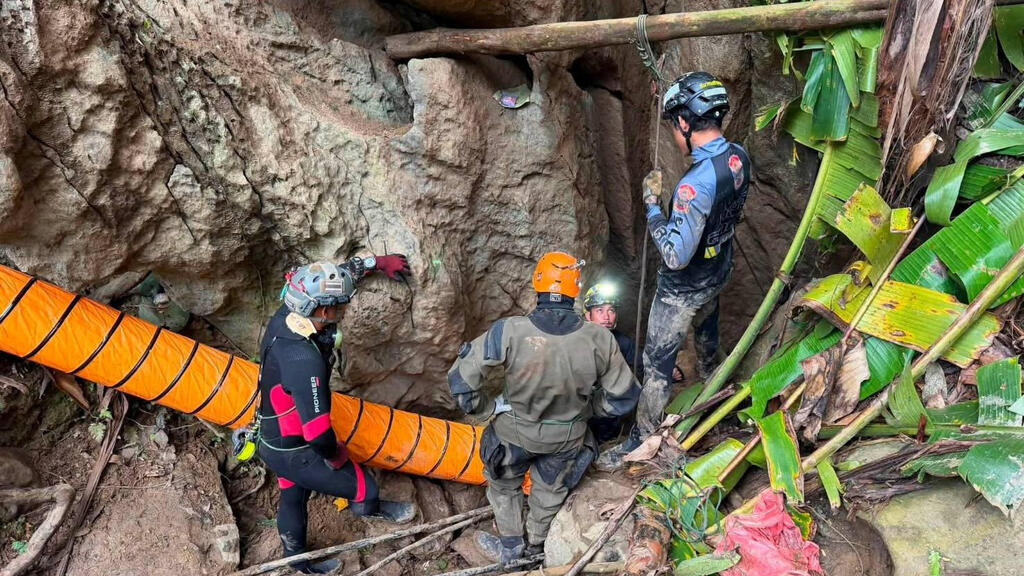 Rescuers pumped water out of the flooded cave (Photo: Metta Tham Kalasin Rescue/Handout via Reuters) מאמצי החילוץ ממנהרה בלאוס
