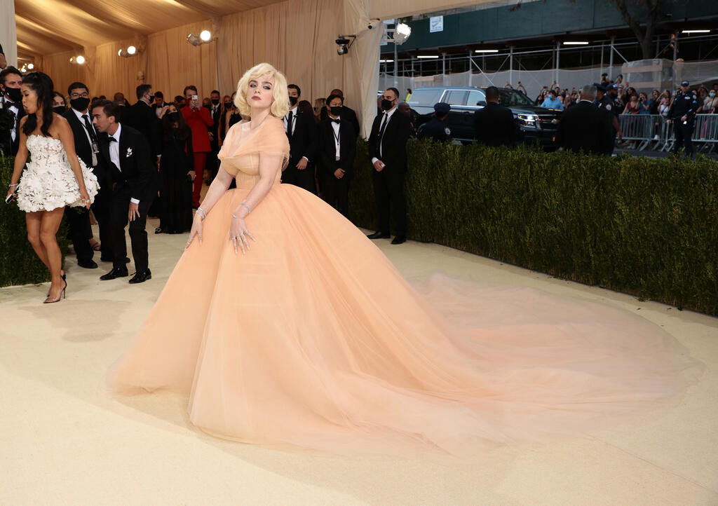 Billie Eilish at the 2021 Met Gala (Photo: GettyImages IL/ Dimitrios Kambouris) בילי אייליש בנשף המט גאלה 2021