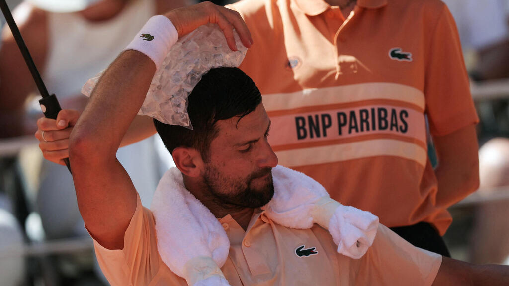 Novak Djokovic tries to cool off from the heavy heat at the French Open in France (Photo: Thomas Samson/AFP) נובאק ג'וקוביץ' מנסה להצטנן מהחום הכבד בטורניר הרולאן גארוס שנערך בצרפת