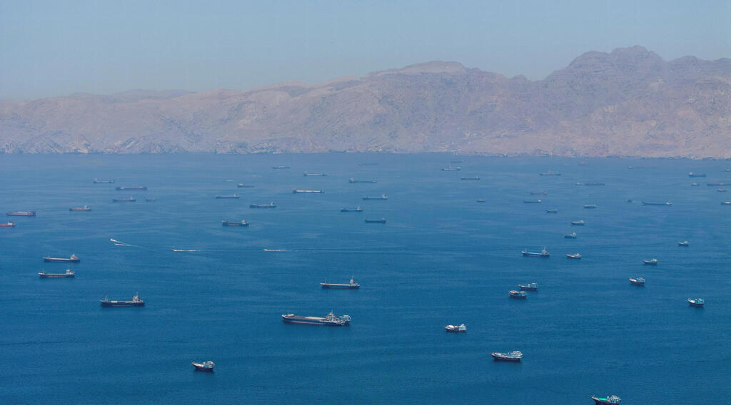 Strait of Hormuz (Photo: REUTERS/Stringer) ספינות מצר הורמוז באזור עומאן 25 במאי