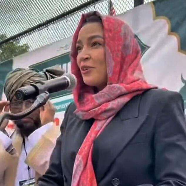 Alexandria Ocasio-Cortez in a hijab, Muslim Eid al-Adha celebrations ארה"ב אלכסנדרייה אוקסיו קורטז עטופה ב חיג'אב חגיגות חג הקורבן ניו יורק