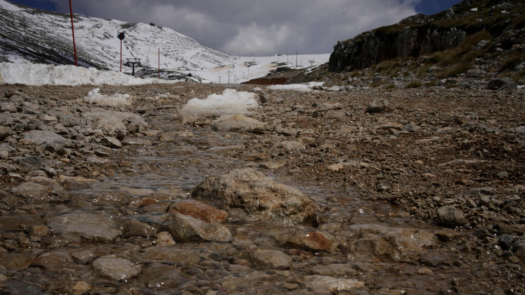 Snow-covered areas on Mount Parnassus in Greece melt due to rising temperatures (Photo: Thanassis Stavrakis/AP) אזורים מושלגים בהר פארנאסוס שביוון מפשירים בגלל העלייה בטמפרטורות