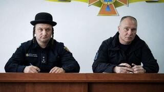יבגני פראסלוב עם הכובע והפאות המלאכותיות