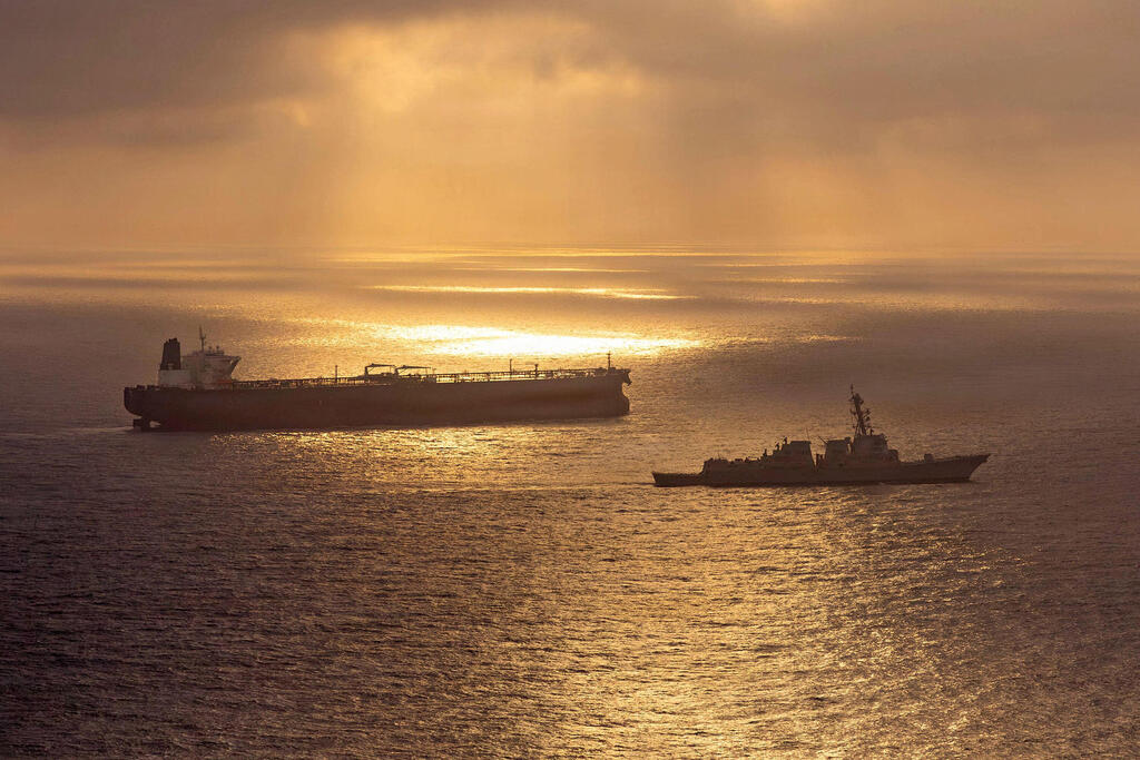 Photo: US NAVY / AFP ספינות כלי שיט ב מצרי הורמוז עומאן