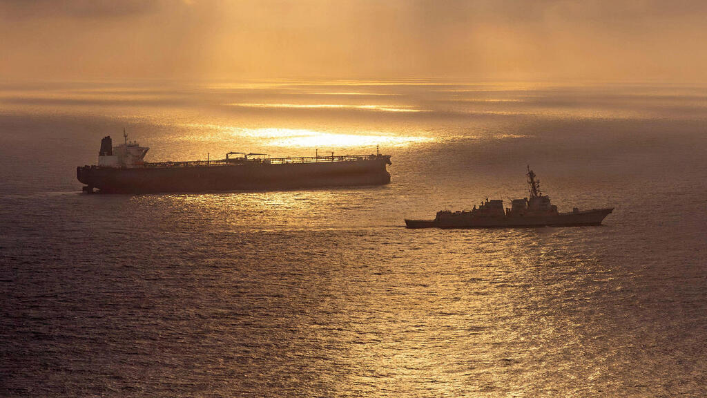 Photo: US NAVY / AFP ספינות כלי שיט ב מצרי הורמוז עומאן