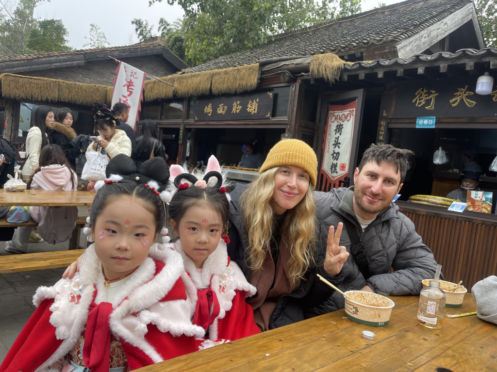 Enjoying a festival in the Chinese city of Kaifeng מבלים בפסטיבל בעיר הסינית קאיפנג