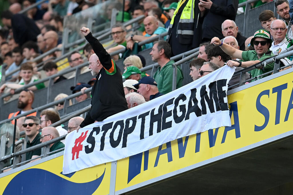 A large banner reading #StopTheGame was unveiled in the stands (Photo: Charles McQuillan/Getty Images) אוהדי נבחרת אירלנד