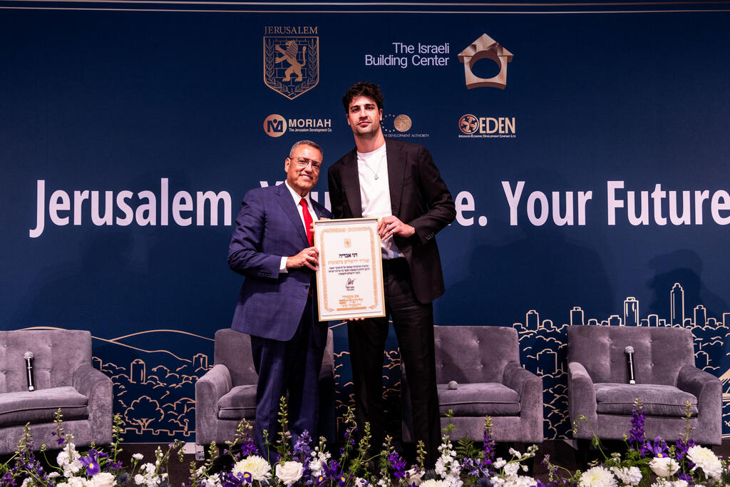NBA star Deni Avdija and Jerusalem Mayor Moshe Lion (Photo: Ohad Kev) NBA star Deni Avdija and Jerusalem Mayor Moshe Lion