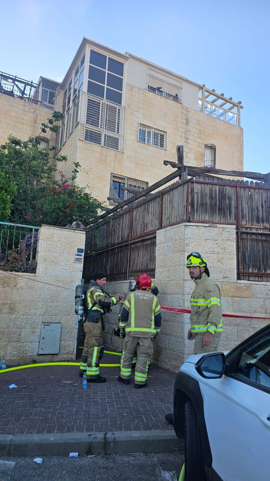 Photo: The Fire and Rescue Service אישה חולצה במצב אנוש משריפה בשכונת נווה יעקב בירושלים
