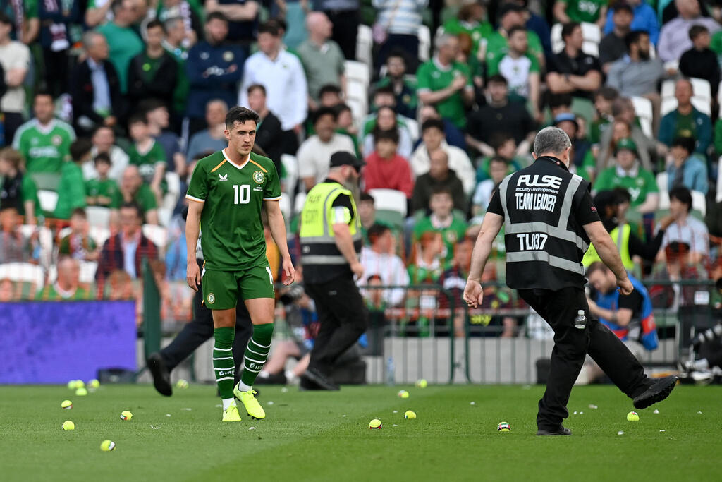 Supporters threw tennis balls onto the pitch (Photo: Charles McQuillan/Getty Images) אוהדי נבחרת אירלנד