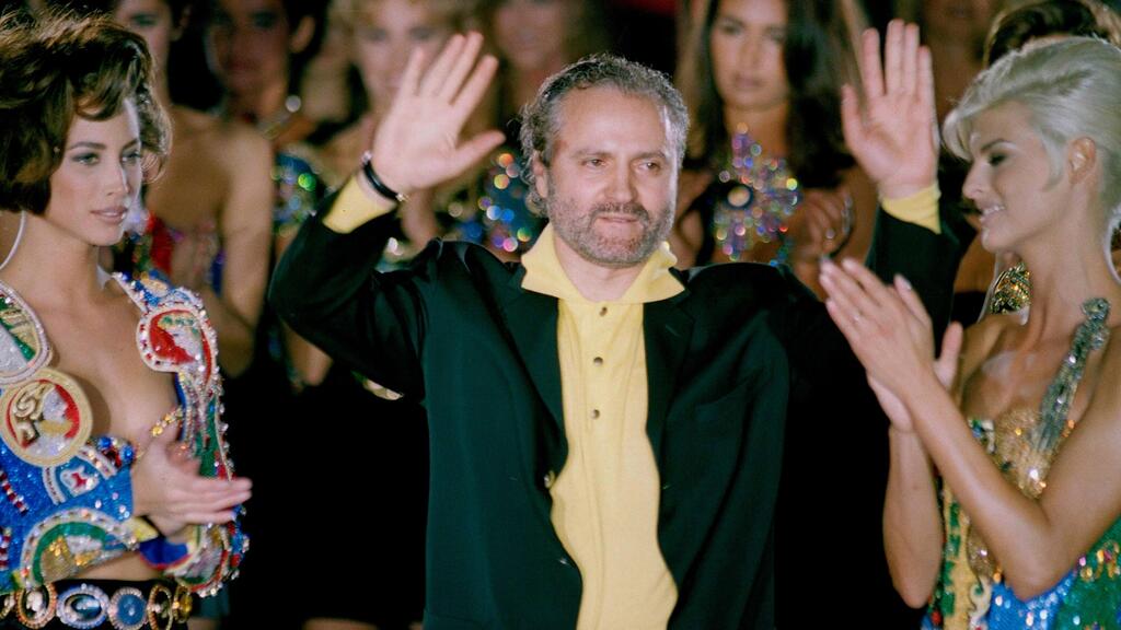 Murdered on the steps of his lavish Miami mansion: Gianni Versace at his 1991 fashion show (Photo: AP) ג'יאני ורסאצ'ה בתצוגת אופנה שלו, 1991