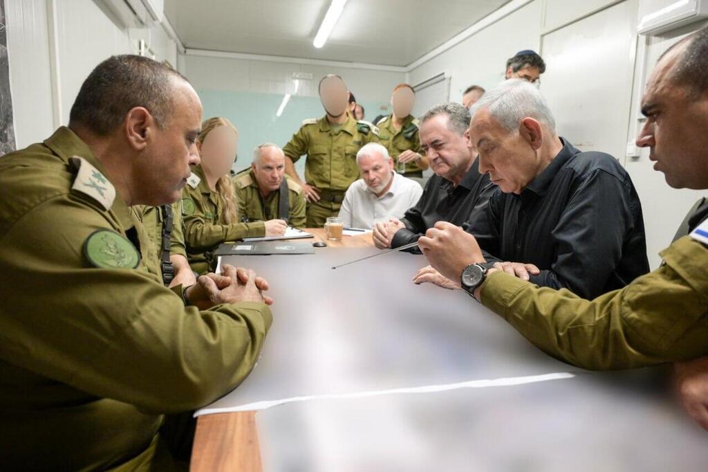 Netanyahu during a visit to Northern Command (Photo: GPO) ראש הממשלה ביקר באוגדה 36 בגבול הצפון