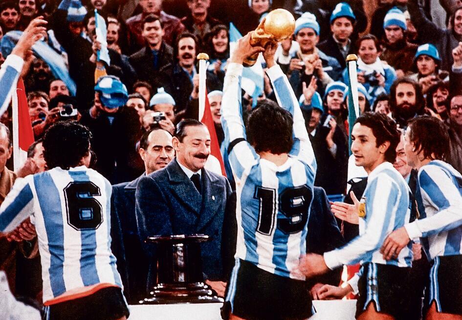 Argentina's national soccer team in 1974 (Photo: HEINZ DUCKLAU/AP) ארגנטינה 1974