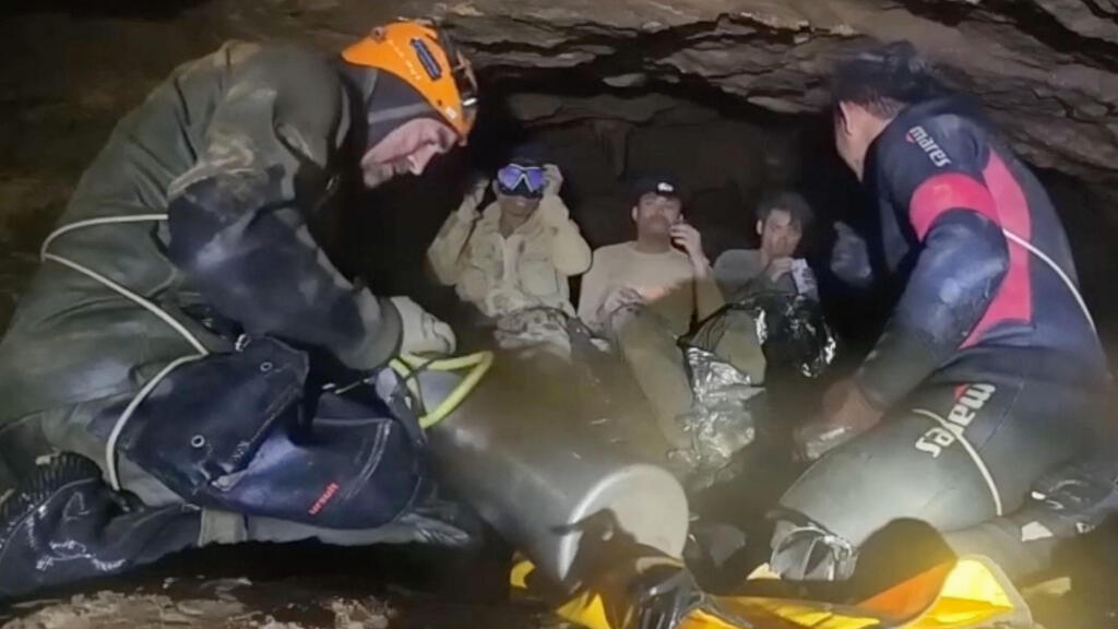Photo: HO/ Metta Tham Rescue Kalasin/AFP חילוץ הלכודים במערה המוצפת בלאוס