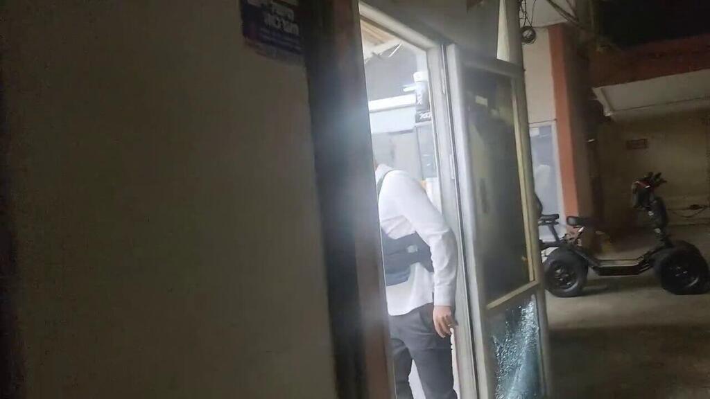 תיעוד נזק הרס מ ירי רקטות טילים חיזבאללה לבנון צפון קריית שמונה בית עסק מנעולן 