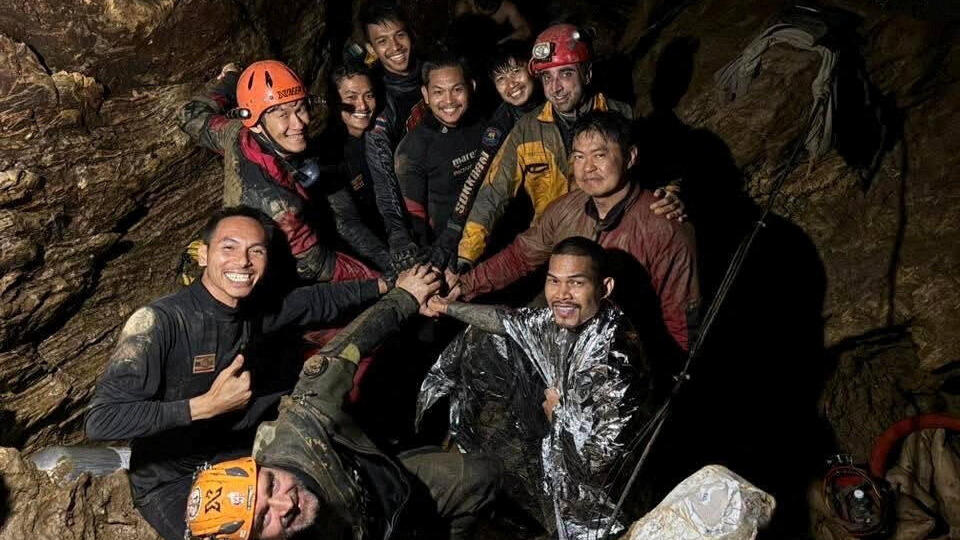 Rescuers found the survivors inside the flooded cave in Laos (Photo: Metta Tham Kalasin Rescue/Handout via Reuters) חילוץ הלכודים במערה המוצפת בלאוס