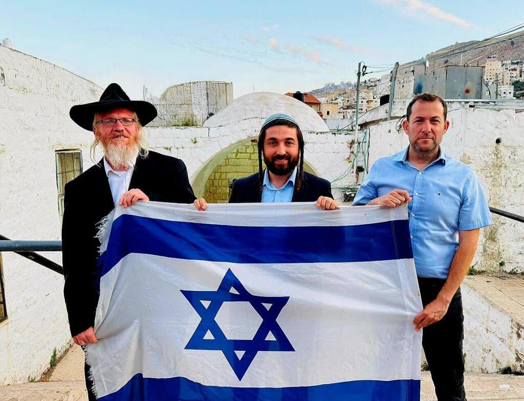 Rabbi Yossi Elitzur, lawmaker Tzvi Succot and Samaria Regional Council head Yossi Dagan and visit Joseph’s Tomb in Nablus (Photo: Roee Hadai) יוסי דגן, צבי סוכות והרב יוסי אליצור בקבר יוסף