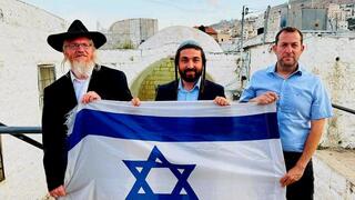 יוסי דגן, צבי סוכות והרב יוסי אליצור בקבר יוסף