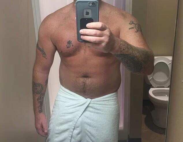 Mirror selfie in which his tattoo of a skull and crossbones symbol associated with the Nazi Totenkopf was hidden ארה"ב גרהאם פלאטנר מועמד ל סנאט מטעם מיין בחירות שערוריות תמונות עירום
