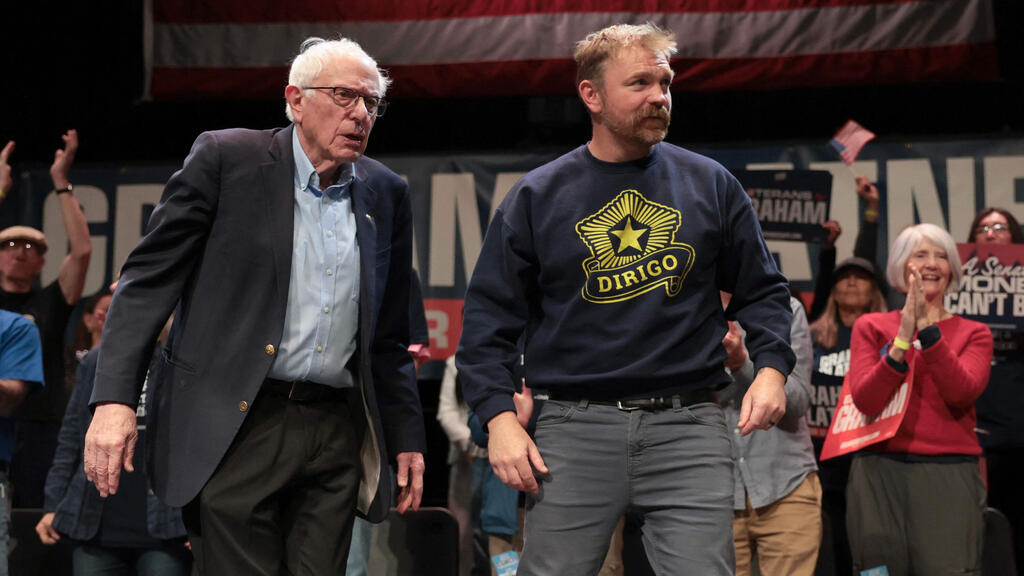 Plattner with progressive Sen. Bernie Sanders, who expressed his support for him (Photo: Joe Raedle/ Getty Images North America/AFP) ארה"ב גרהאם פלאטנר מועמד ל סנאט מטעם מיין בחירות שערוריות אנטי ישראלי כאן עם ברני סנדרס עצרת 24 במאי 2026