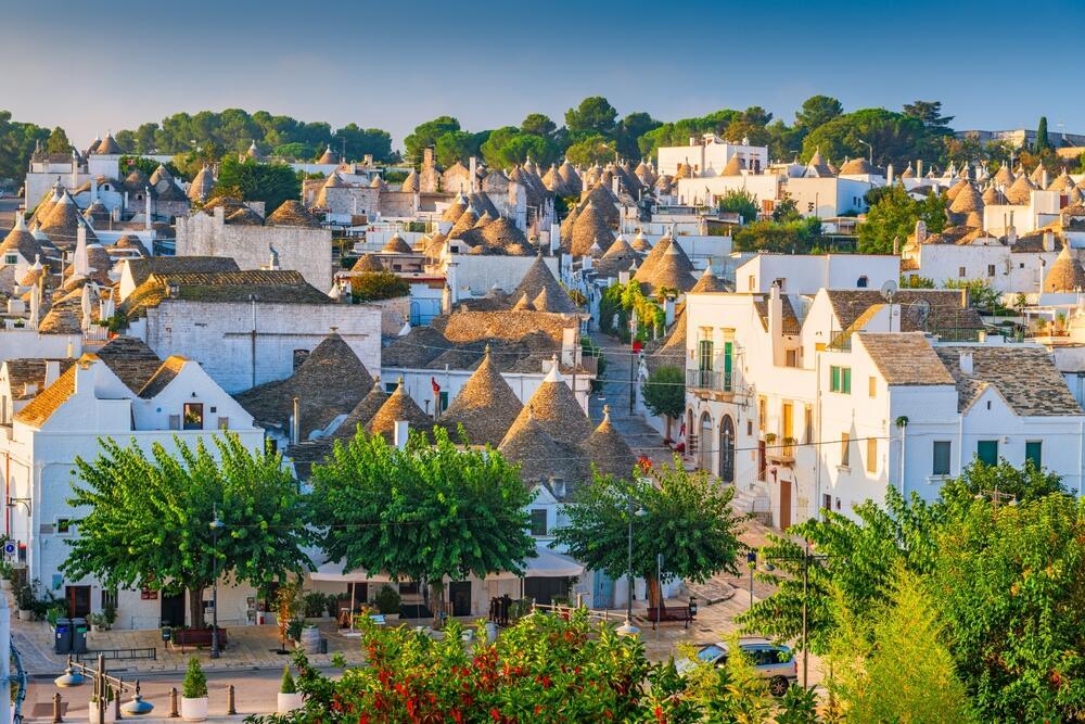 Alberobello (Photo: Sean Pavone / Shutterstock) אלברובלו