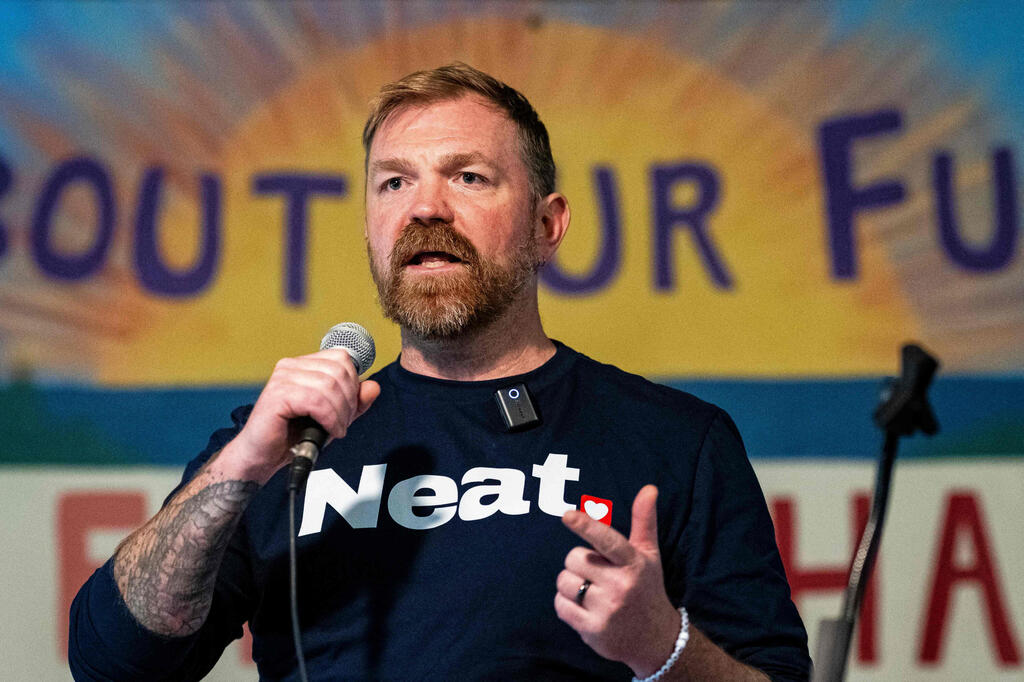 Graham Platner is working to unseat 5-time Senator Susan Collins (Photo: Graeme Sloan / Getty Images North America / AFP) ארה"ב גרהאם פלאטנר מועמד ל סנאט מטעם מיין בחירות שערוריות אנטי ישראלי כאן עם אשתו איימי