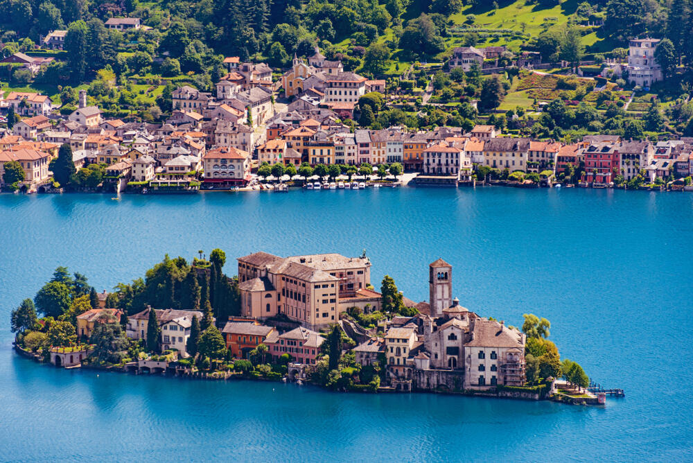 Isola San Giulio (Photo: Niccolo Bertoldi / Shutterstock) האי סן ג'וליו