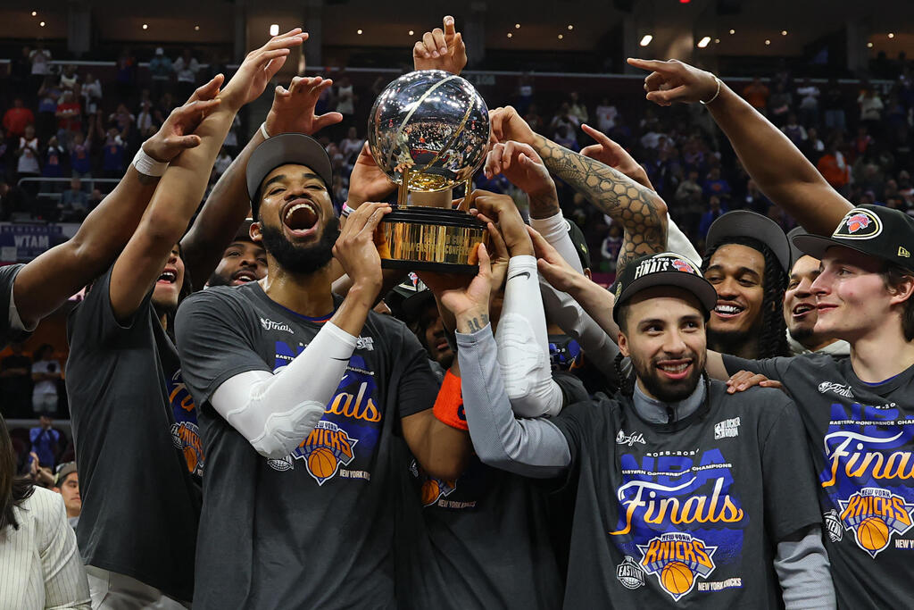 Knicks players celebrate winning the Eastern Conference championship and advancing to the NBA Finals (Photo: David Dee Delgado/Getty Images North America /AFP) שחקני ניו יורק ניקס חוגגים את אליפות המזרח והעלייה לגמר ה-NBA