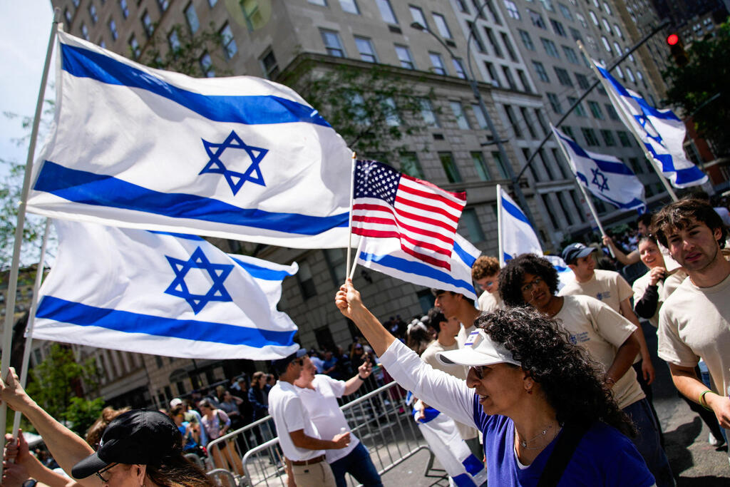 Thousands march down Manhattan’s Fifth Avenue during the annual Israel Day Parade in New York City (Photo: REUTERS/Eduardo Munoz) מצעד התמיכה השנתי בישראל, בשדרה החמישי בניו יורק