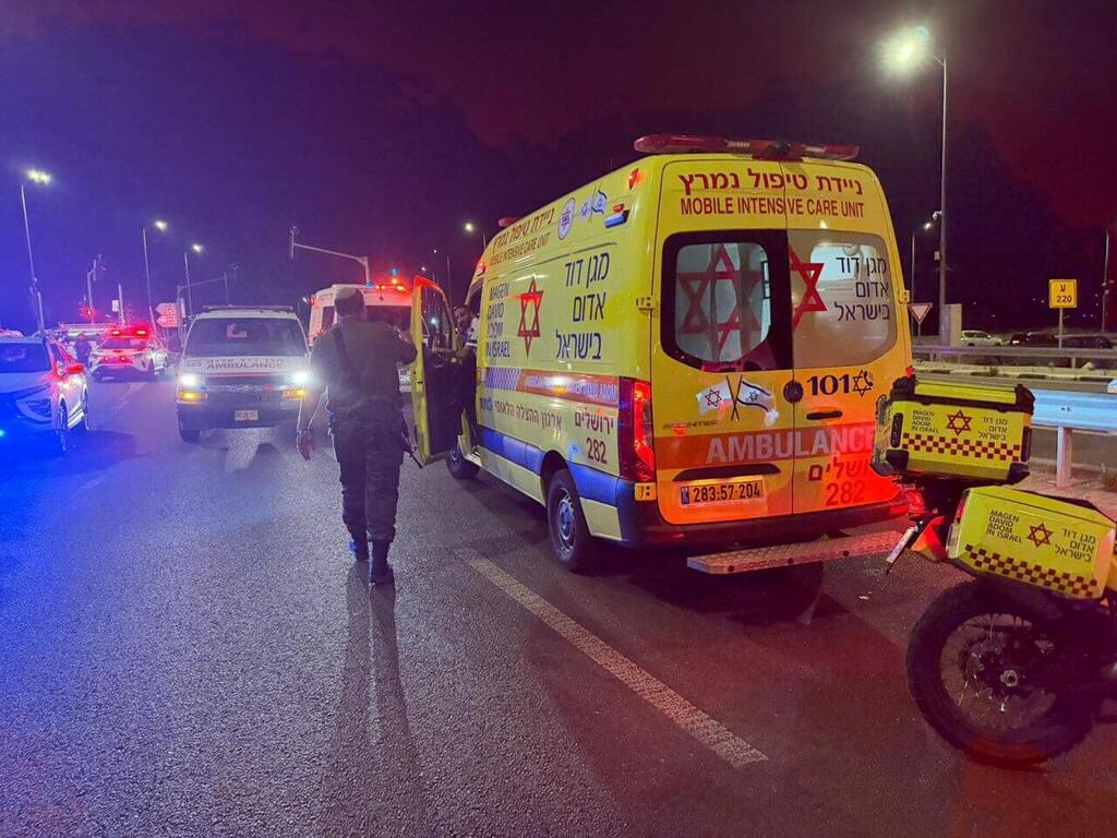 First responders at the scene of the attack (Photo: Magen David Adom) זירת הפיגוע בצומת הגוש