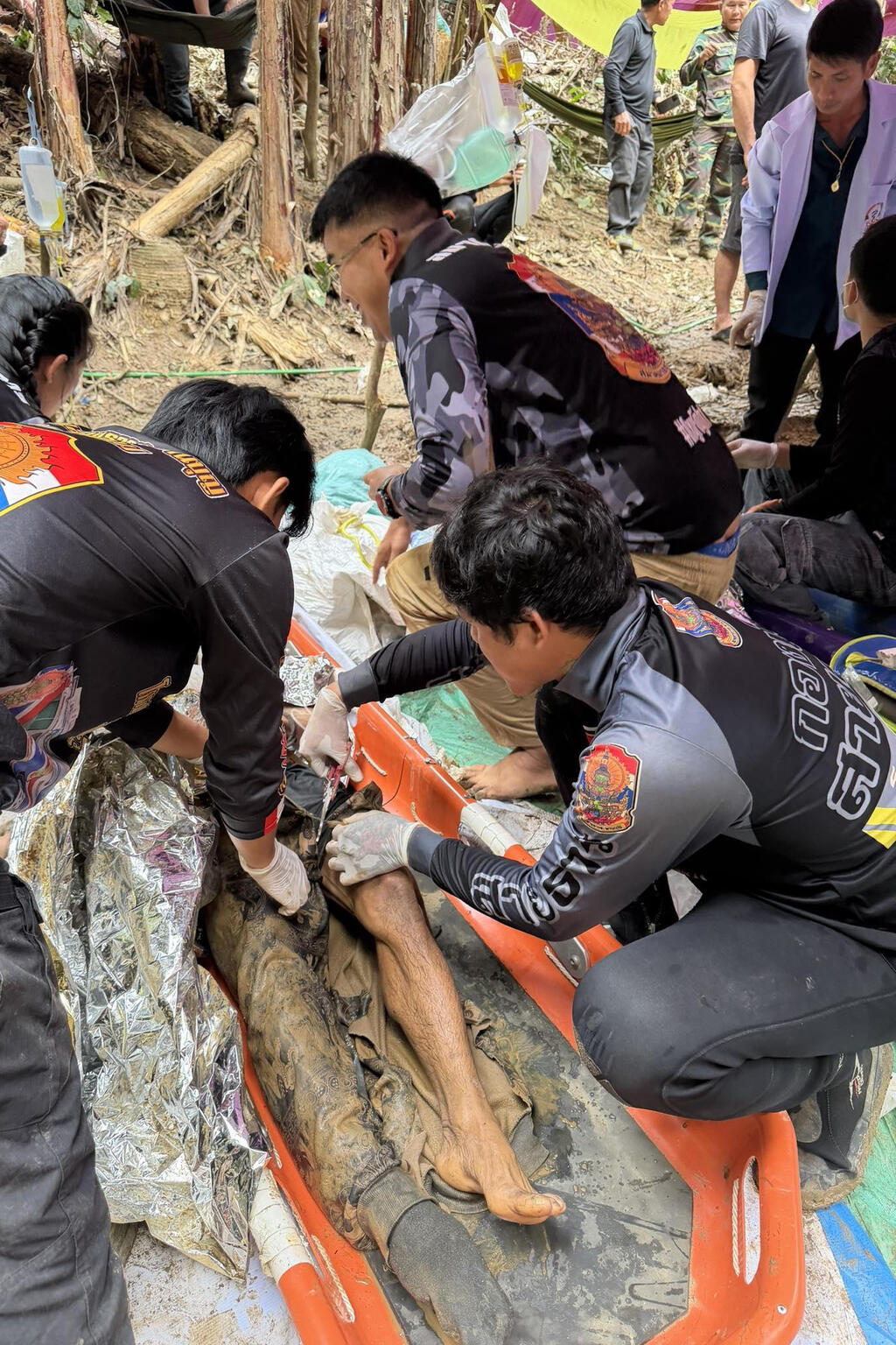 Caring for survivors after they rescued themselves from the cave (Photo: The Saithan Saphanboon Foundation via Getty Images) לכודים שזחלו בכוחות עצמם מ מערה ב לאוס 30 במאי