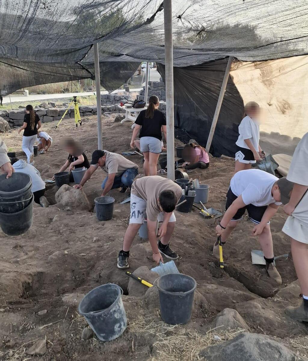 תלמידים חופרים בגן הלאומי שליד הכינרת