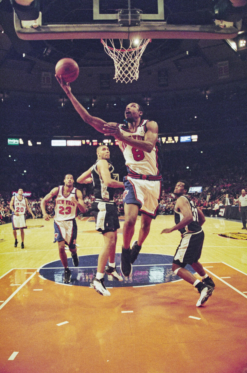 Latrell Sprewell of the New York Knicks in the team's previous NBA Finals appearance, in 1999 (Photo: Jamie Squire / Allsport / Getty Images) לטרל ספריוול מניו יורק ניקס בהופעה הקודמת של הקבוצה בגמר ה-NBA, ב-1999