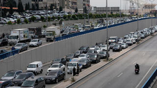 תושבים עוזבים את אזור הדאחייה בביירות