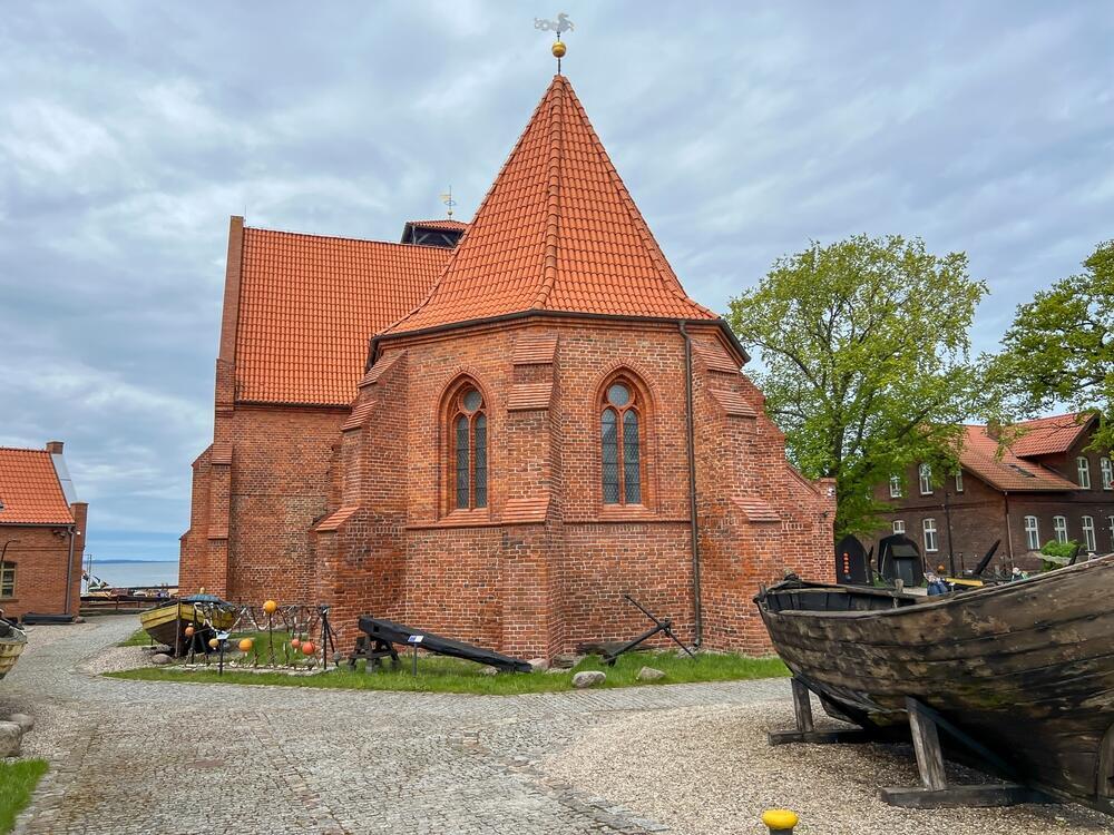 Tourists visit Hel for its ancient architecture (Photo: DyziO/shutterstock) פולין העיירה הל קו 666 ל גיהינום