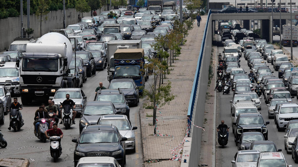 Residents leave Beirut’s Dahieh area (Photo: REUTERS/Mohamed Azakir) תושבים עוזבים את אזור הדאחייה בביירות