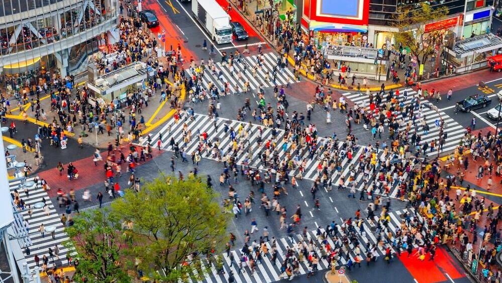 Shibuya district (Photo: Sean Pavone / Shutterstock) מעבר החציה המפורסם ברובע שיבויה