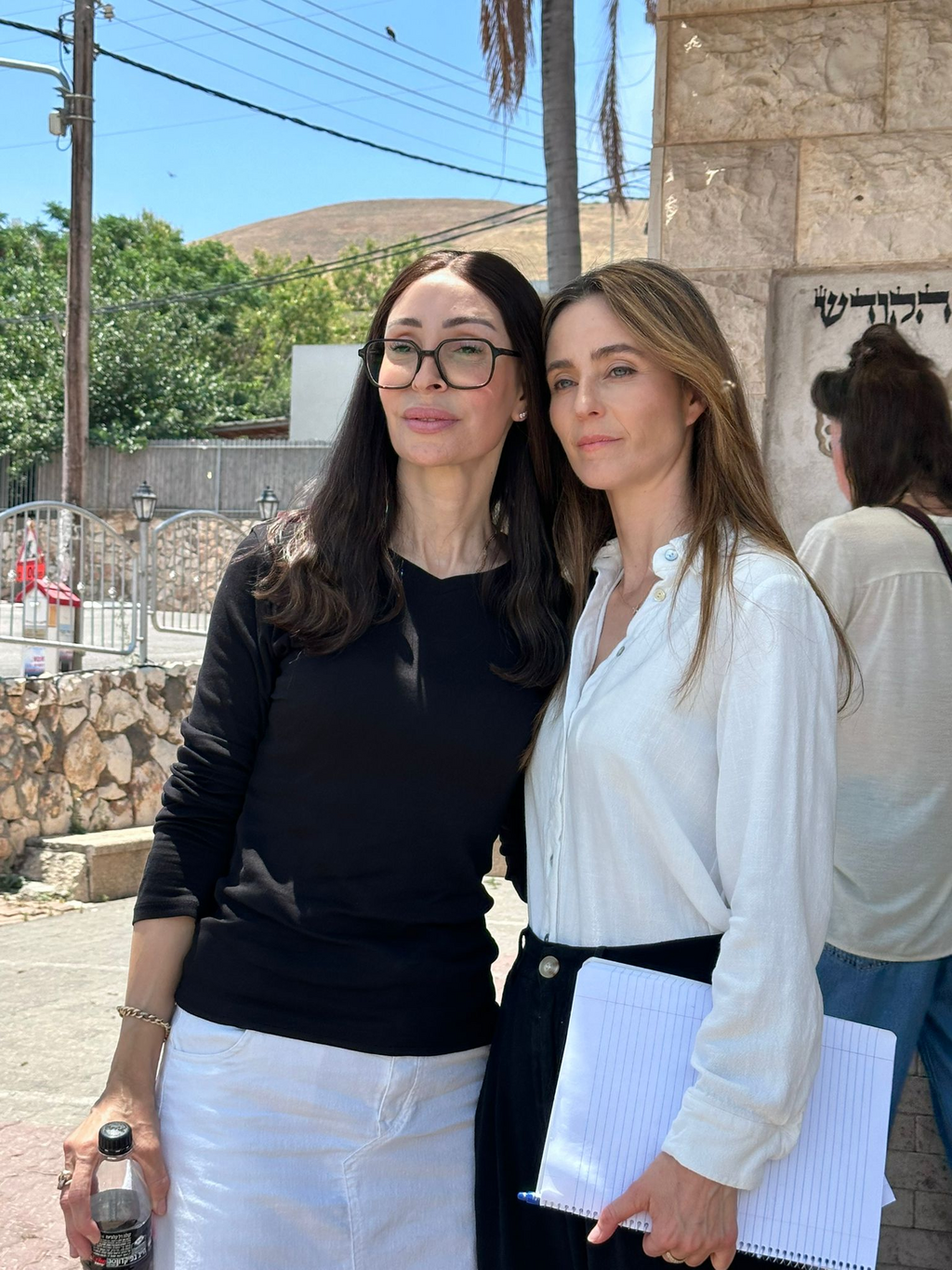 MK Meirav Cohen at the synagogue compound in Yavne’el with Sarah Maimoni מירב במתחם בית הכנסת עם שרה מימוני