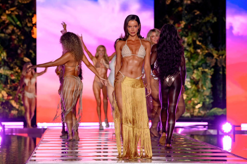 Maura Higgins at the Sports Illustrated swimsuit show (Photo: Ivan Apfel/Getty Images) מאורה היגינס בתצוגת בגדי הים של ספורטס אילוסטרייטד, 2026