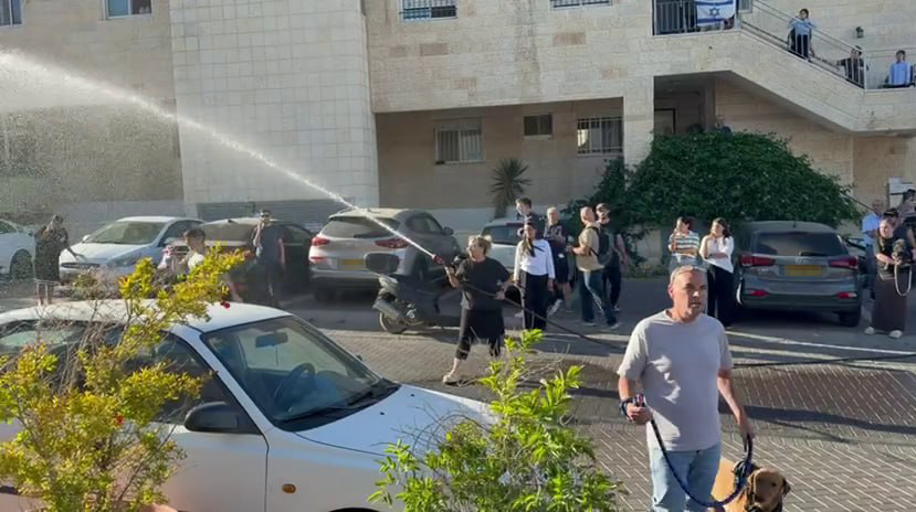 מחוץ לבית הניצב בפסגת זאב